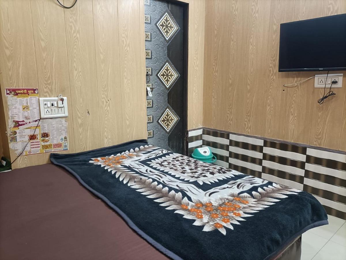 Yamnotri Dham Hotel Vrindavan Ngoại thất bức ảnh